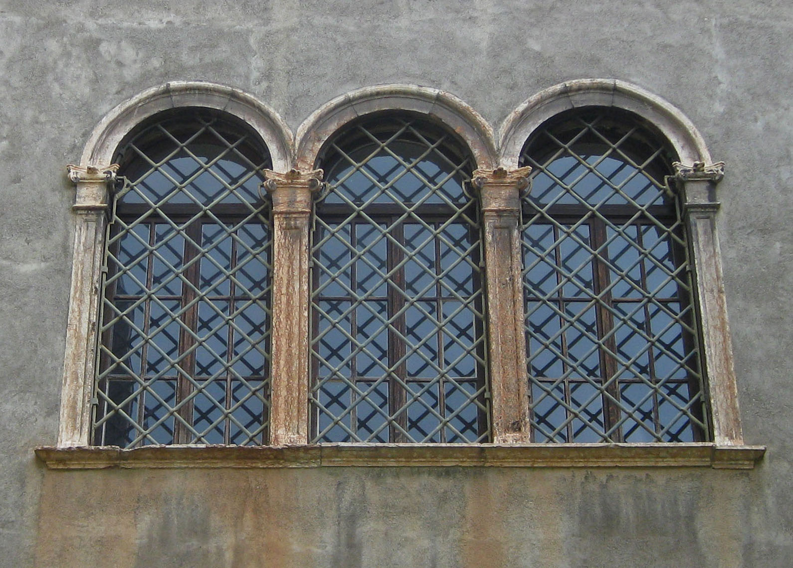 Una trifora dell'antico palazzo A Prato, ancora visibile nel cortile interno del palazzo delle poste di Mazzoni
